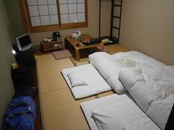 食事が終わって部屋に戻ると布団が